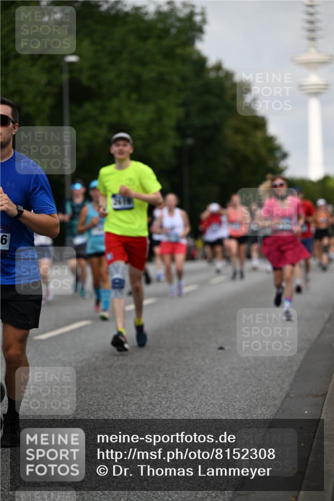 29.06.2025 - hella hamburg halbmarathon Dr. Thomas Lammeyer http://msf.ph/oto/8152308 29.06.2025 10:07:16 Kennedybrücke 1135, 1138, 1482, 1702, 2619, 2712, 2780, 2782, 2810, 3572, 3630, 4066, 4204, 4613, 4665, 5734, 6208, 6815, 7210, 7211, 7290, 7869, 7888, 8481, 8483, 8624, 9439, 9554, 10128, 10824 meine-sportfotos.de