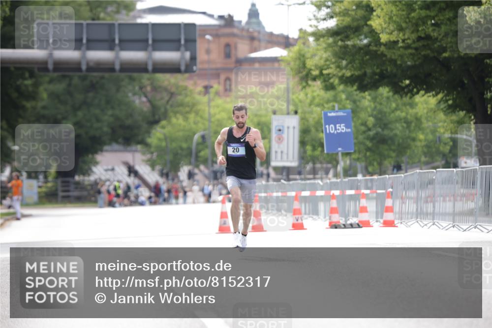 29.06.2025 - hella hamburg halbmarathon Jannik Wohlers http://msf.ph/oto/8152317 29.06.2025 09:31:18 Lombardsbrücke 2, 4, 6, 8, 9, 13, 15, 22, 58 meine-sportfotos.de