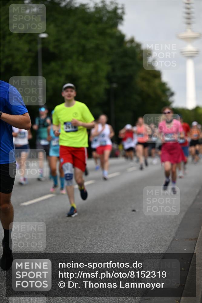 29.06.2025 - hella hamburg halbmarathon Dr. Thomas Lammeyer http://msf.ph/oto/8152319 29.06.2025 10:07:16 Kennedybrücke 1135, 1138, 1482, 1702, 2619, 2712, 2780, 2782, 2810, 3572, 3630, 4066, 4204, 4613, 4665, 5734, 6208, 6815, 7210, 7211, 7290, 7869, 7888, 8481, 8483, 8624, 9439, 9554, 10128, 10824 meine-sportfotos.de
