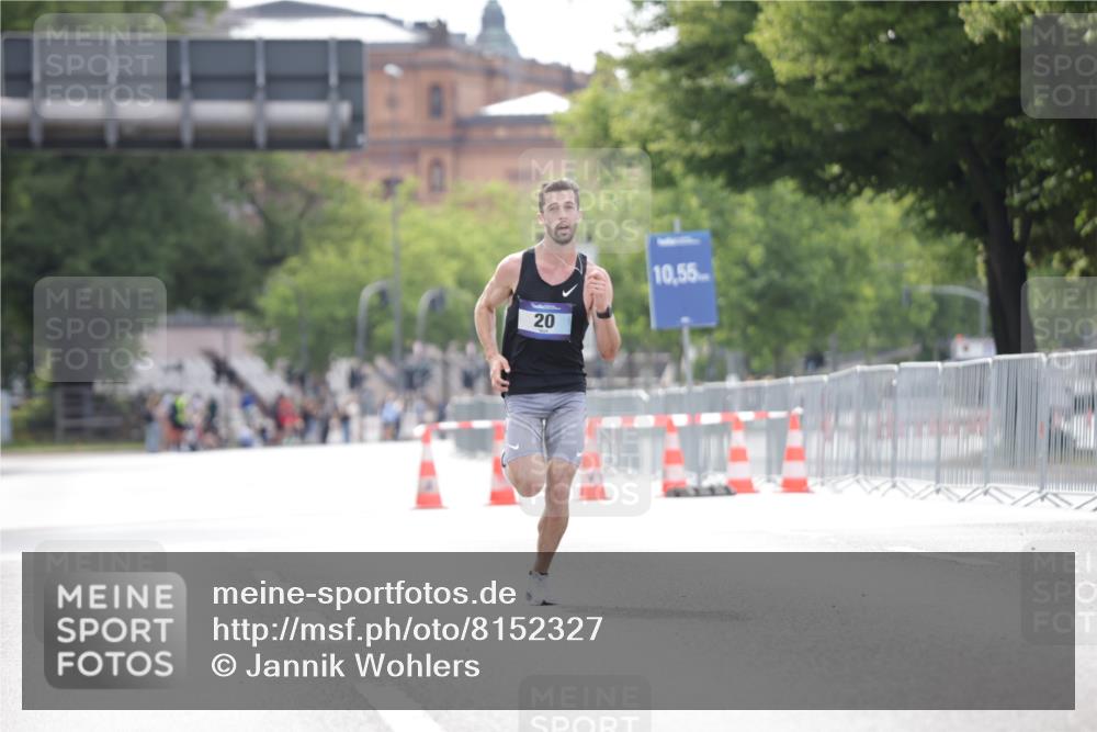 29.06.2025 - hella hamburg halbmarathon Jannik Wohlers http://msf.ph/oto/8152327 29.06.2025 09:31:19 Lombardsbrücke 2, 8, 9, 15, 58 meine-sportfotos.de