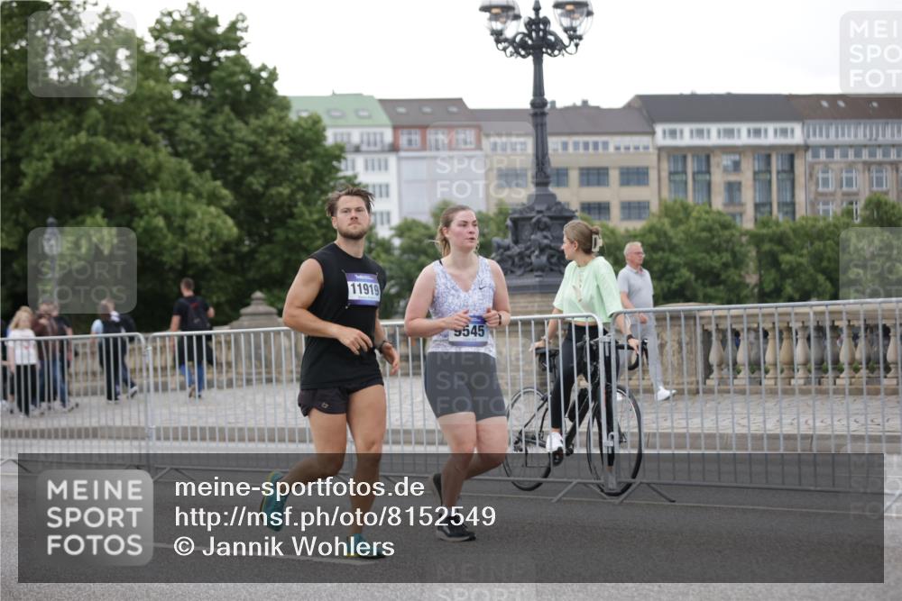 29.06.2025 - hella hamburg halbmarathon Jannik Wohlers http://msf.ph/oto/8152549 29.06.2025 10:52:31 Lombardsbrücke 2146, 2291, 2701, 2988, 3787, 4729, 6135, 6521, 7032, 7681, 7737, 8641, 9545, 10055, 10417, 10568, 10879, 10981, 11520, 11524, 11919, 12127, 12128, 12994, 14009, 14643, 14765, 14807, 14827, 14977, 14979, 15438, 15439, 15867, 16053, 16056, 16156, 16794, 16961, 18205 meine-sportfotos.de
