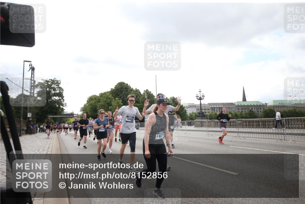29.06.2025 - hella hamburg halbmarathon Jannik Wohlers http://msf.ph/oto/8152856 29.06.2025 10:44:17 Lombardsbrücke 2674, 3506, 4215, 4968, 5355, 5649, 6002, 7216, 8582, 9084, 9085, 9331, 9333, 9397, 9536, 10006, 10416, 11272, 12318, 12409, 13262, 13288, 14325, 14350, 14681, 14971, 15809, 16101, 16232, 16494, 16577, 17372, 18454, 18459, 19133 meine-sportfotos.de