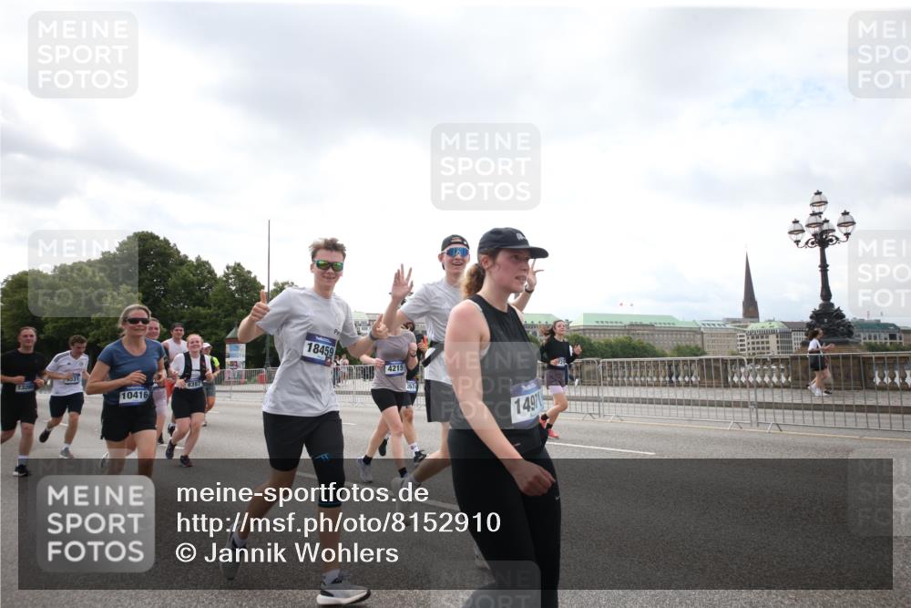 29.06.2025 - hella hamburg halbmarathon Jannik Wohlers http://msf.ph/oto/8152910 29.06.2025 10:44:17 Lombardsbrücke 2674, 3506, 4215, 4968, 5355, 5649, 6002, 7216, 8582, 9084, 9085, 9331, 9333, 9397, 9536, 10006, 10416, 11272, 12318, 12409, 13262, 13288, 14325, 14350, 14681, 14971, 15809, 16101, 16232, 16494, 16577, 17372, 18454, 18459, 19133 meine-sportfotos.de