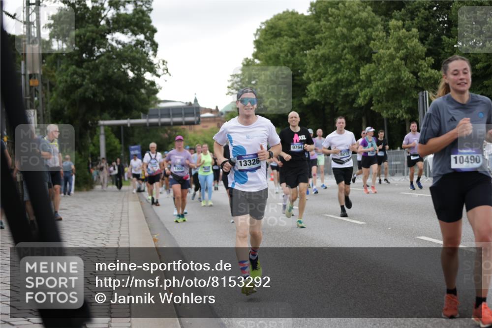 29.06.2025 - hella hamburg halbmarathon Jannik Wohlers http://msf.ph/oto/8153292 29.06.2025 10:52:56 Lombardsbrücke 1340, 1900, 1906, 2065, 2409, 3226, 4195, 4626, 5428, 5815, 6041, 6044, 7068, 7483, 7876, 8189, 8212, 8414, 8515, 8906, 9685, 9764, 10043, 10175, 10490, 11914, 12193, 12219, 12280, 12700, 13011, 13326, 13916, 13917, 14038, 14065, 14419, 14761, 17012, 17577, 17600, 18144, 18311, 18523, 18593 meine-sportfotos.de