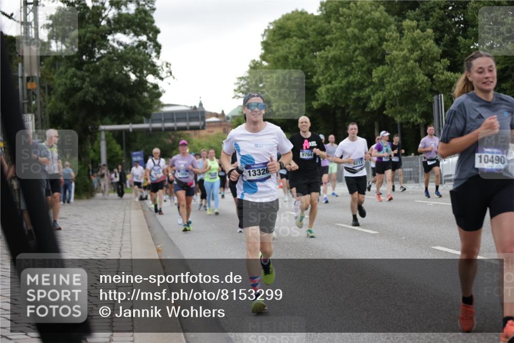 29.06.2025 - hella hamburg halbmarathon Jannik Wohlers http://msf.ph/oto/8153299 29.06.2025 10:52:56 Lombardsbrücke 1340, 1900, 1906, 2065, 2409, 3226, 4195, 4626, 5428, 5815, 6041, 6044, 7068, 7483, 7876, 8189, 8212, 8414, 8515, 8906, 9685, 9764, 10043, 10175, 10490, 11914, 12193, 12219, 12280, 12700, 13011, 13326, 13916, 13917, 14038, 14065, 14419, 14761, 17012, 17577, 17600, 18144, 18311, 18523, 18593 meine-sportfotos.de