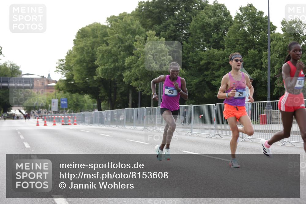 29.06.2025 - hella hamburg halbmarathon Jannik Wohlers http://msf.ph/oto/8153608 29.06.2025 09:34:40 Lombardsbrücke 29, 43, 46, 48 meine-sportfotos.de