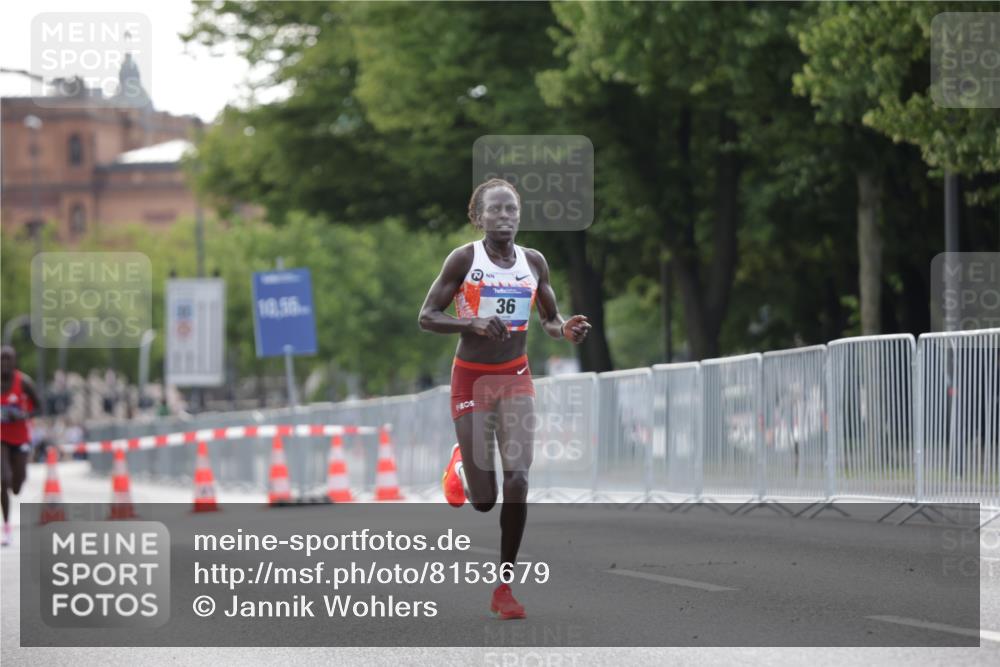 29.06.2025 - hella hamburg halbmarathon Jannik Wohlers http://msf.ph/oto/8153679 29.06.2025 09:34:57 Lombardsbrücke 29, 36, 43, 46, 48 meine-sportfotos.de