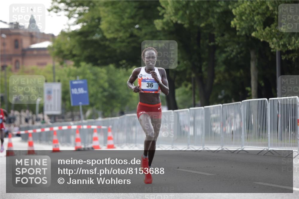 29.06.2025 - hella hamburg halbmarathon Jannik Wohlers http://msf.ph/oto/8153688 29.06.2025 09:34:57 Lombardsbrücke 29, 36, 43, 46, 48 meine-sportfotos.de