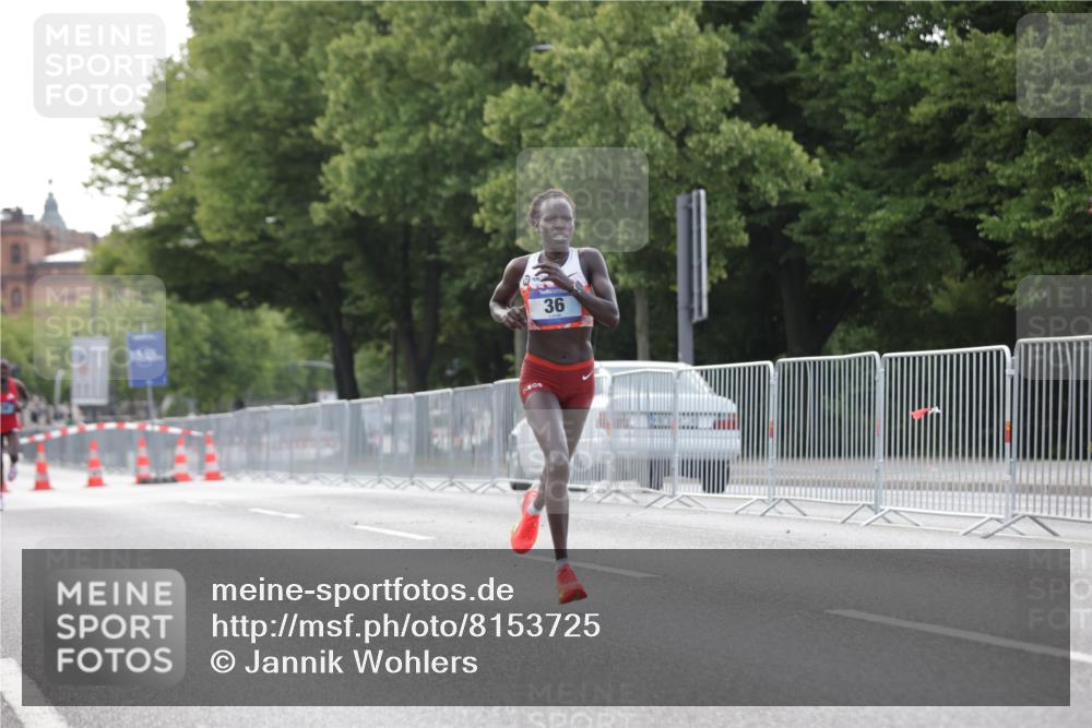 29.06.2025 - hella hamburg halbmarathon Jannik Wohlers http://msf.ph/oto/8153725 29.06.2025 09:34:58 Lombardsbrücke 29, 36, 43, 46, 48 meine-sportfotos.de