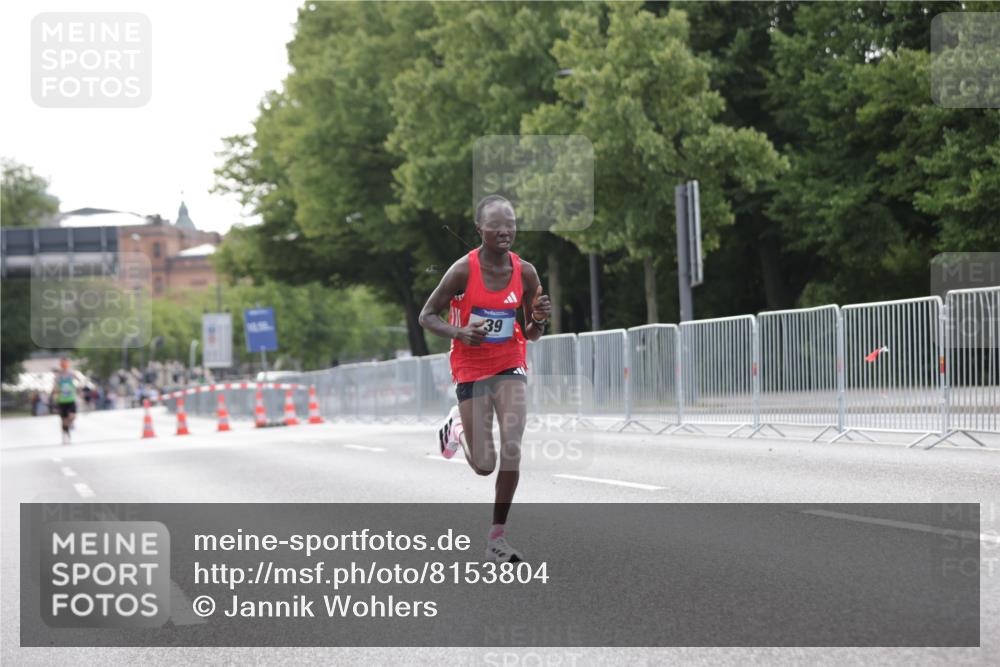 29.06.2025 - hella hamburg halbmarathon Jannik Wohlers http://msf.ph/oto/8153804 29.06.2025 09:35:04 Lombardsbrücke 36, 39 meine-sportfotos.de