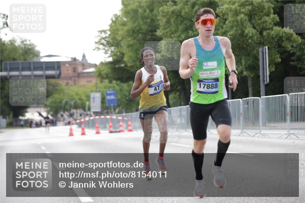 29.06.2025 - hella hamburg halbmarathon Jannik Wohlers http://msf.ph/oto/8154011 29.06.2025 09:35:14 Lombardsbrücke 36, 39, 47, 17888 meine-sportfotos.de