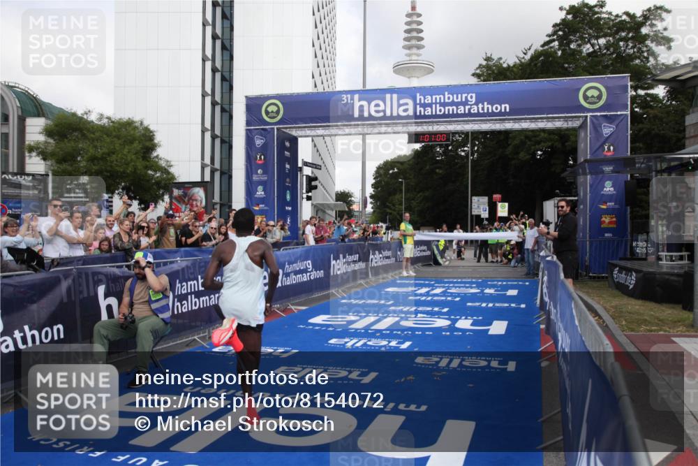 29.06.2025 - hella hamburg halbmarathon Michael Strokosch http://msf.ph/oto/8154072 29.06.2025 10:01:03 Ziel 1 meine-sportfotos.de