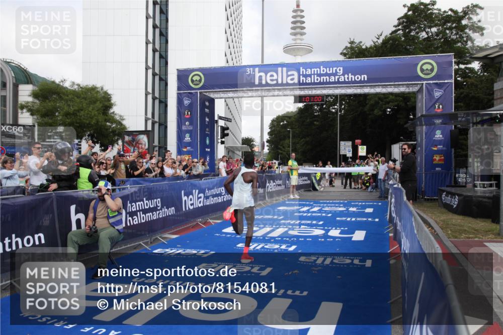 29.06.2025 - hella hamburg halbmarathon Michael Strokosch http://msf.ph/oto/8154081 29.06.2025 10:01:04 Ziel 1 meine-sportfotos.de