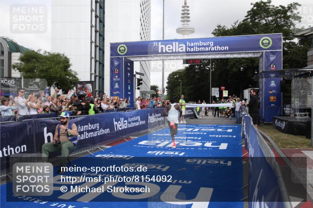 29.06.2025 - hella hamburg halbmarathon Michael Strokosch http://msf.ph/oto/8154092 29.06.2025 10:01:04 Ziel 1 meine-sportfotos.de