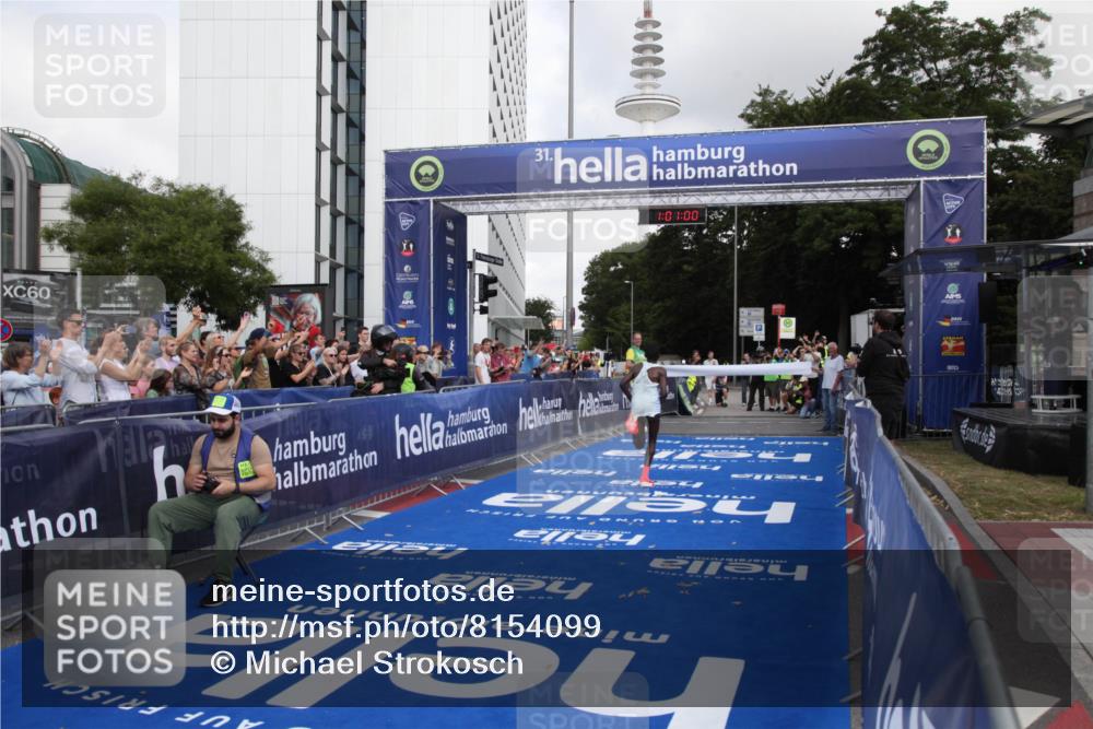 29.06.2025 - hella hamburg halbmarathon Michael Strokosch http://msf.ph/oto/8154099 29.06.2025 10:01:04 Ziel 1 meine-sportfotos.de