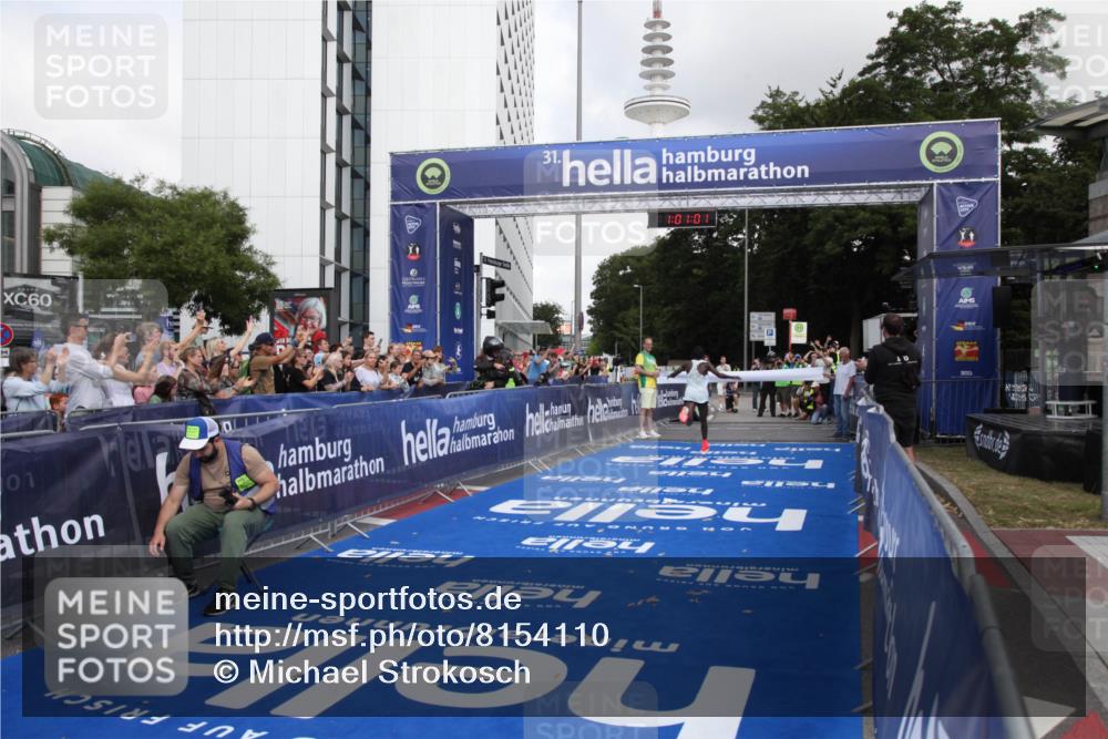 29.06.2025 - hella hamburg halbmarathon Michael Strokosch http://msf.ph/oto/8154110 29.06.2025 10:01:05 Ziel 1, 5 meine-sportfotos.de