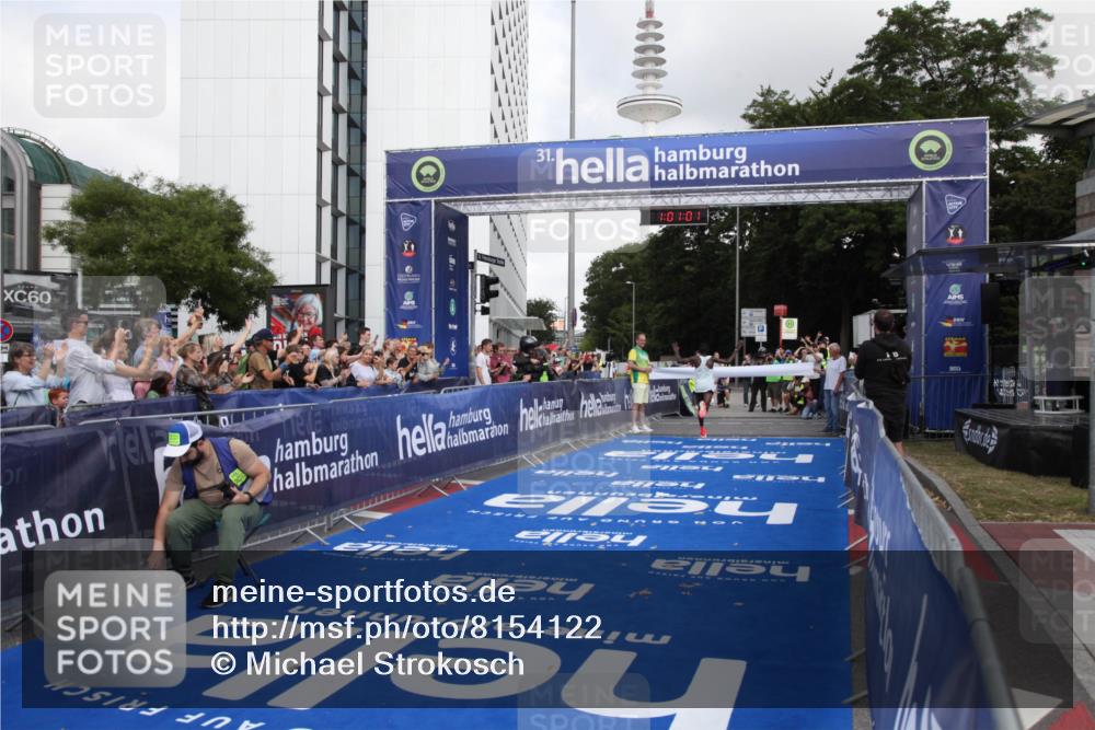 29.06.2025 - hella hamburg halbmarathon Michael Strokosch http://msf.ph/oto/8154122 29.06.2025 10:01:05 Ziel 1, 5 meine-sportfotos.de