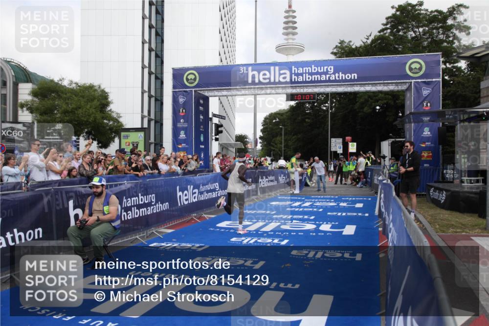 29.06.2025 - hella hamburg halbmarathon Michael Strokosch http://msf.ph/oto/8154129 29.06.2025 10:01:11 Ziel 5 meine-sportfotos.de