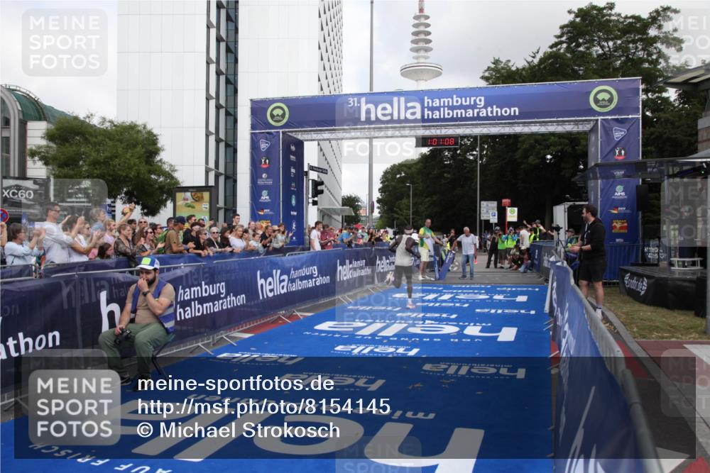 29.06.2025 - hella hamburg halbmarathon Michael Strokosch http://msf.ph/oto/8154145 29.06.2025 10:01:12 Ziel 5 meine-sportfotos.de