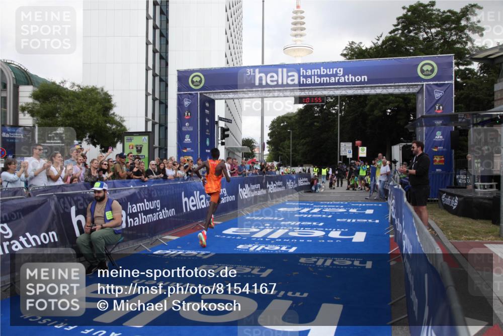 29.06.2025 - hella hamburg halbmarathon Michael Strokosch http://msf.ph/oto/8154167 29.06.2025 10:01:59 Ziel 4 meine-sportfotos.de
