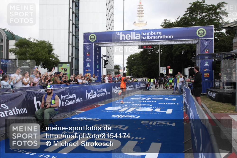 29.06.2025 - hella hamburg halbmarathon Michael Strokosch http://msf.ph/oto/8154174 29.06.2025 10:02:00 Ziel 4 meine-sportfotos.de