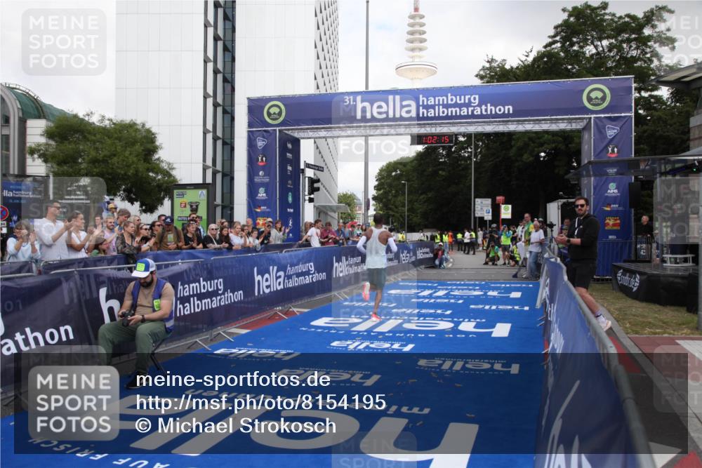 29.06.2025 - hella hamburg halbmarathon Michael Strokosch http://msf.ph/oto/8154195 29.06.2025 10:02:19 Ziel 11 meine-sportfotos.de