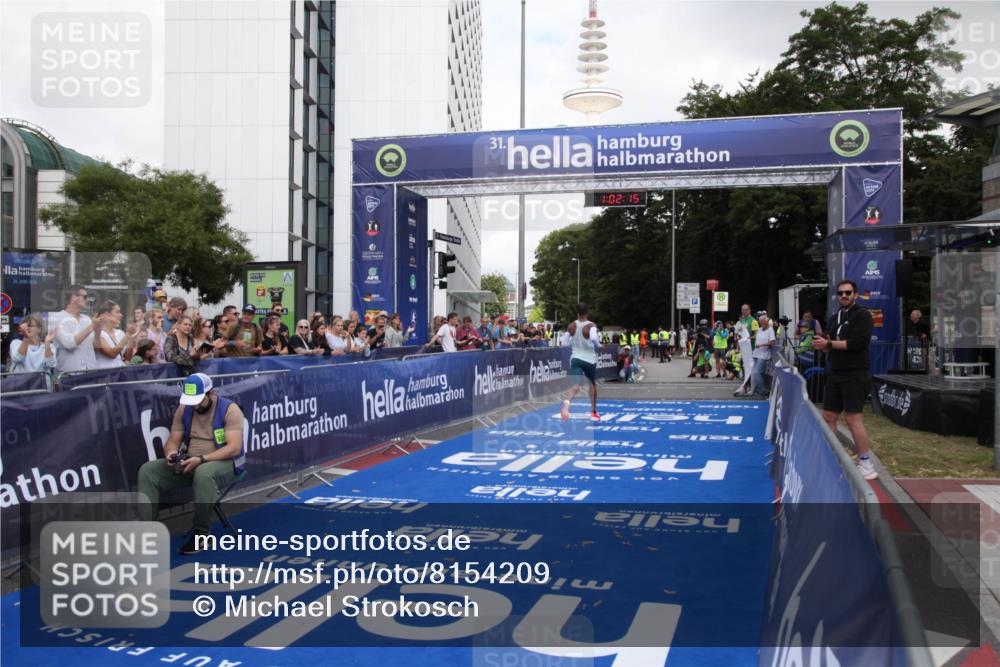 29.06.2025 - hella hamburg halbmarathon Michael Strokosch http://msf.ph/oto/8154209 29.06.2025 10:02:19 Ziel 11 meine-sportfotos.de