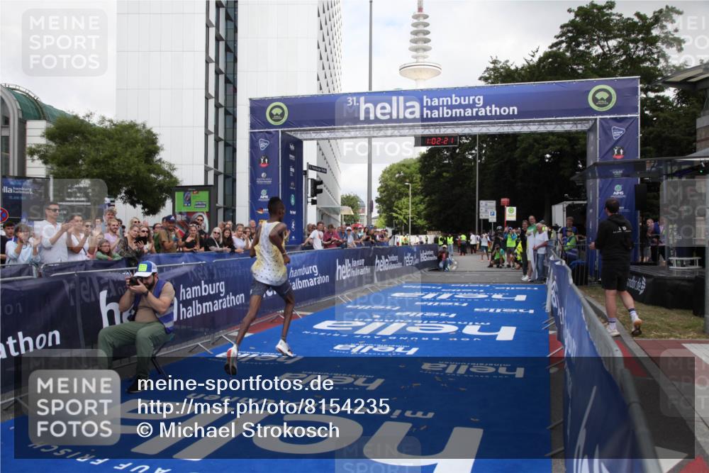 29.06.2025 - hella hamburg halbmarathon Michael Strokosch http://msf.ph/oto/8154235 29.06.2025 10:02:25 Ziel 2, 25 meine-sportfotos.de