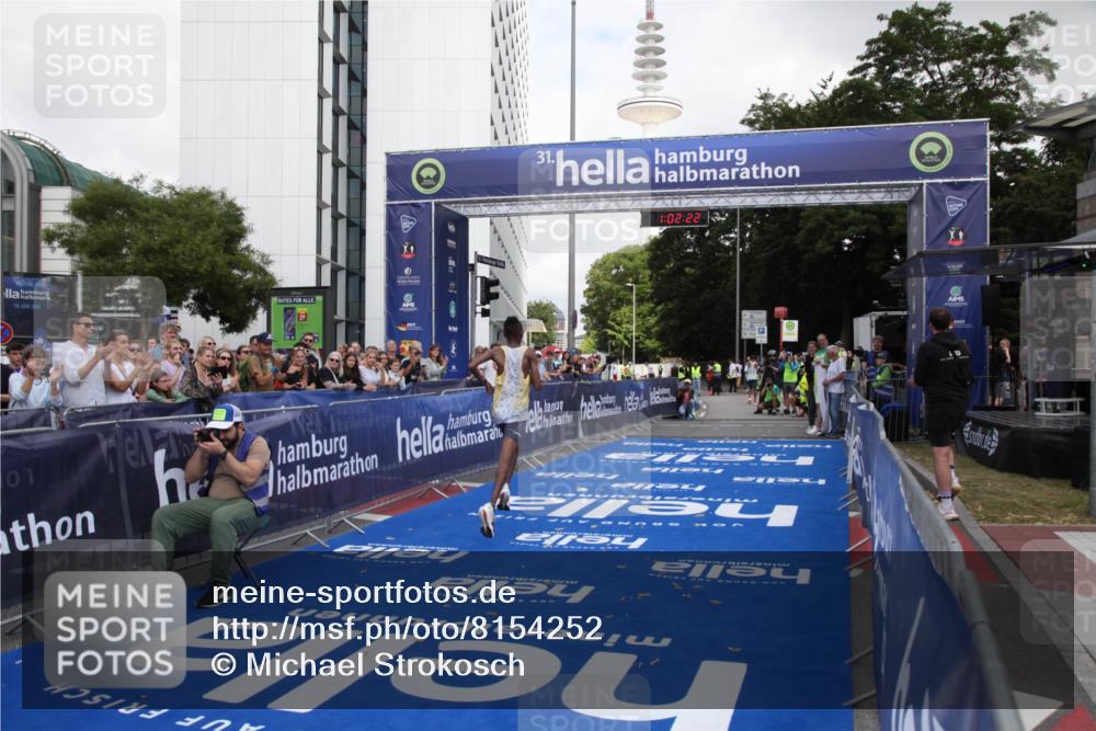 29.06.2025 - hella hamburg halbmarathon Michael Strokosch http://msf.ph/oto/8154252 29.06.2025 10:02:25 Ziel 2, 25 meine-sportfotos.de