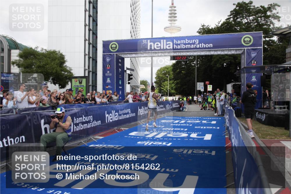 29.06.2025 - hella hamburg halbmarathon Michael Strokosch http://msf.ph/oto/8154262 29.06.2025 10:02:26 Ziel 2, 25 meine-sportfotos.de