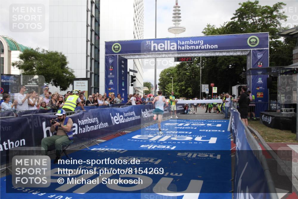 29.06.2025 - hella hamburg halbmarathon Michael Strokosch http://msf.ph/oto/8154269 29.06.2025 10:02:31 Ziel 2, 22 meine-sportfotos.de