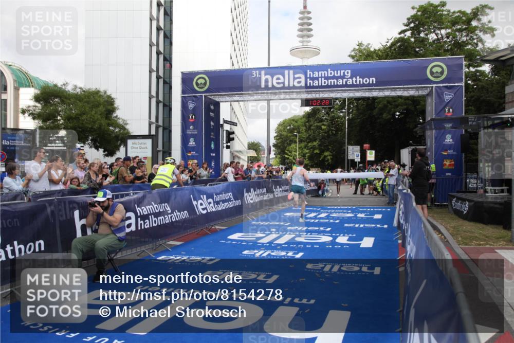 29.06.2025 - hella hamburg halbmarathon Michael Strokosch http://msf.ph/oto/8154278 29.06.2025 10:02:32 Ziel 2, 22 meine-sportfotos.de