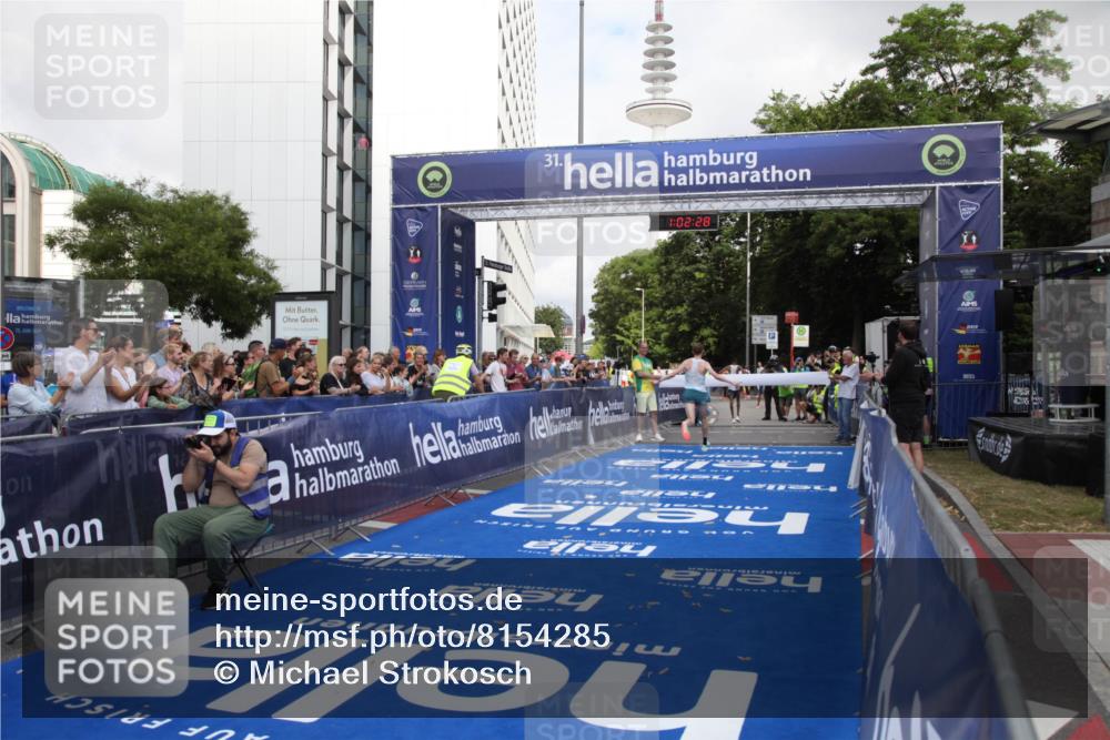 29.06.2025 - hella hamburg halbmarathon Michael Strokosch http://msf.ph/oto/8154285 29.06.2025 10:02:32 Ziel 2, 22 meine-sportfotos.de