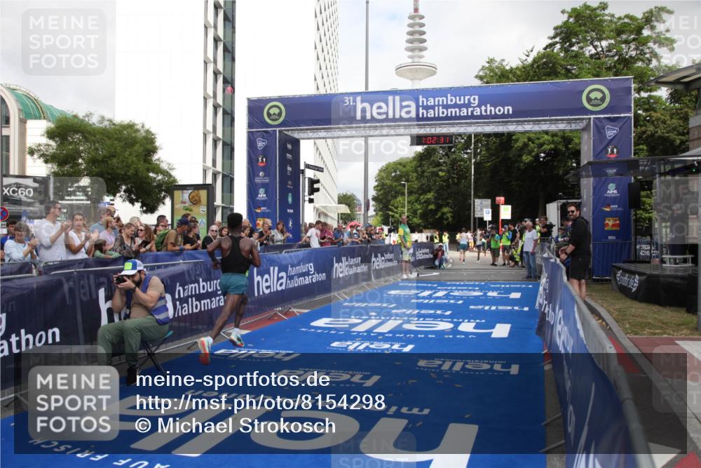 29.06.2025 - hella hamburg halbmarathon Michael Strokosch http://msf.ph/oto/8154298 29.06.2025 10:02:35 Ziel 22 meine-sportfotos.de