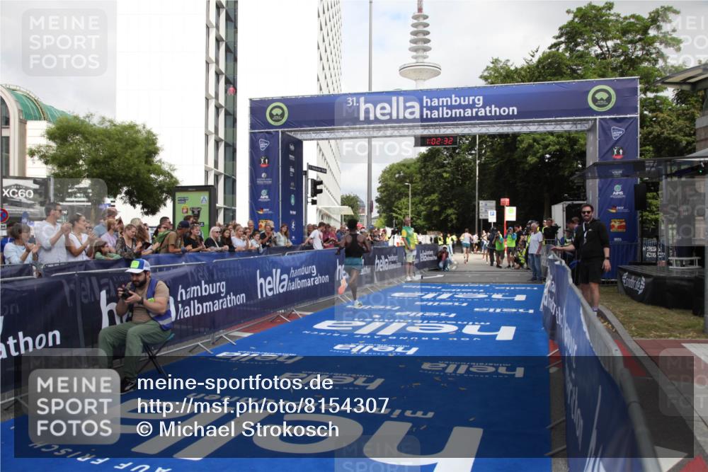 29.06.2025 - hella hamburg halbmarathon Michael Strokosch http://msf.ph/oto/8154307 29.06.2025 10:02:36 Ziel 22 meine-sportfotos.de