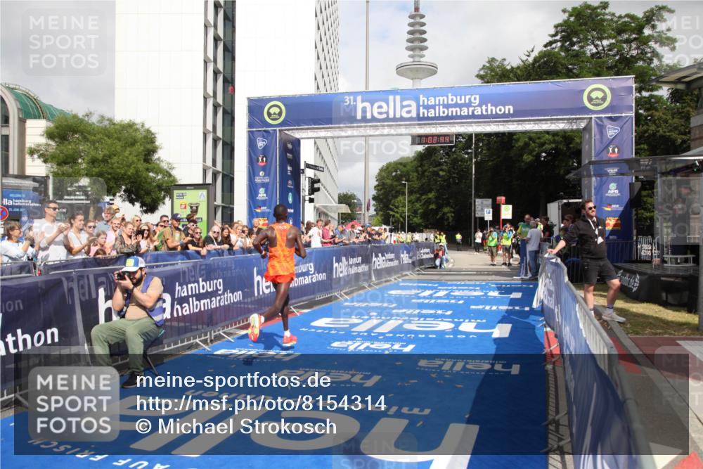 29.06.2025 - hella hamburg halbmarathon Michael Strokosch http://msf.ph/oto/8154314 29.06.2025 10:02:48 Ziel 10 meine-sportfotos.de