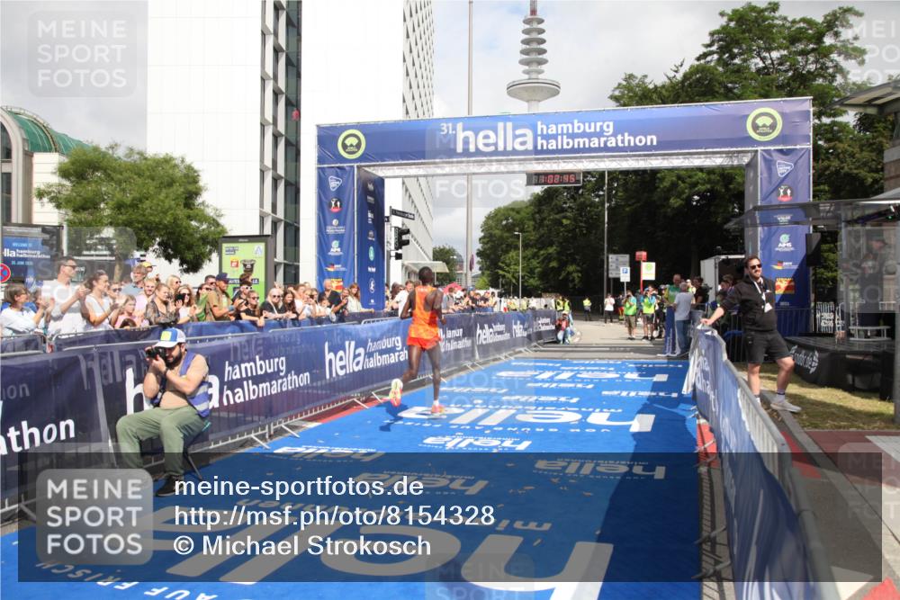 29.06.2025 - hella hamburg halbmarathon Michael Strokosch http://msf.ph/oto/8154328 29.06.2025 10:02:48 Ziel 10 meine-sportfotos.de