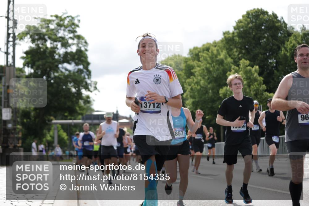 29.06.2025 - hella hamburg halbmarathon Jannik Wohlers http://msf.ph/oto/8154335 29.06.2025 10:16:12 Lombardsbrücke 1244, 1825, 2347, 2912, 3030, 3156, 3176, 3484, 3687, 4478, 5036, 5037, 6024, 6488, 7158, 7358, 8295, 8317, 8707, 8847, 8857, 9332, 9492, 9664, 9676, 9810, 10076, 10232, 10575, 11236, 11335, 11428, 11442, 11752, 12230, 12417, 12872, 12911, 13114, 13220, 13712, 13727, 13835, 13859, 14219, 14857, 15658, 15861, 16098, 16100, 16186, 16199, 16376, 16456, 16607, 16740, 16856, 17422, 17604, 17694, 17838, 17845, 17854, 17857, 17942 meine-sportfotos.de