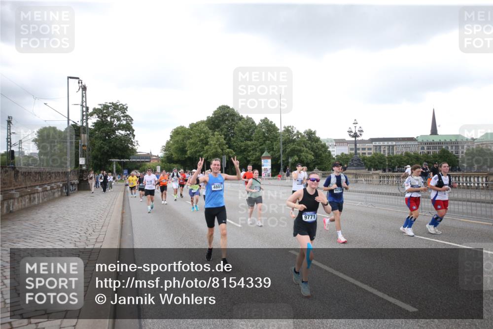29.06.2025 - hella hamburg halbmarathon Jannik Wohlers http://msf.ph/oto/8154339 29.06.2025 10:53:23 Lombardsbrücke 1017, 1687, 1744, 1753, 2079, 3055, 4801, 5430, 5856, 5857, 5964, 6039, 6192, 6273, 6306, 6913, 6996, 7039, 7537, 7614, 7890, 8924, 9503, 9531, 9572, 9771, 11390, 11472, 11493, 12283, 13316, 13350, 14665, 14799, 14927, 15047, 15118, 15191, 15290, 15292, 15804, 15821, 15822, 16313, 16748, 17255, 17309, 17709, 18059, 18083, 18365, 18902 meine-sportfotos.de
