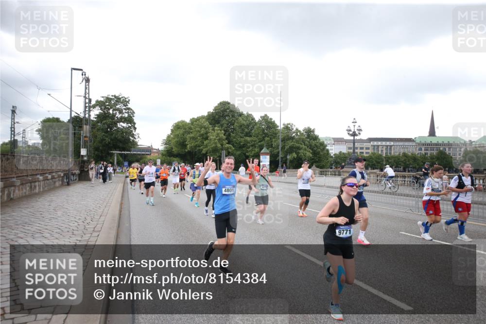 29.06.2025 - hella hamburg halbmarathon Jannik Wohlers http://msf.ph/oto/8154384 29.06.2025 10:53:23 Lombardsbrücke 1017, 1687, 1744, 1753, 2079, 3055, 4801, 5430, 5856, 5857, 5964, 6039, 6192, 6273, 6306, 6913, 6996, 7039, 7537, 7614, 7890, 8924, 9503, 9531, 9572, 9771, 11390, 11472, 11493, 12283, 13316, 13350, 14665, 14799, 14927, 15047, 15118, 15191, 15290, 15292, 15804, 15821, 15822, 16313, 16748, 17255, 17309, 17709, 18059, 18083, 18365, 18902 meine-sportfotos.de