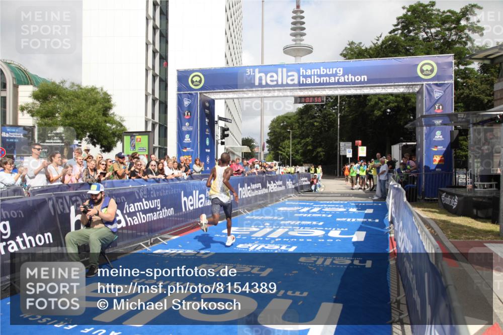 29.06.2025 - hella hamburg halbmarathon Michael Strokosch http://msf.ph/oto/8154389 29.06.2025 10:03:00 Ziel 7, 9 meine-sportfotos.de