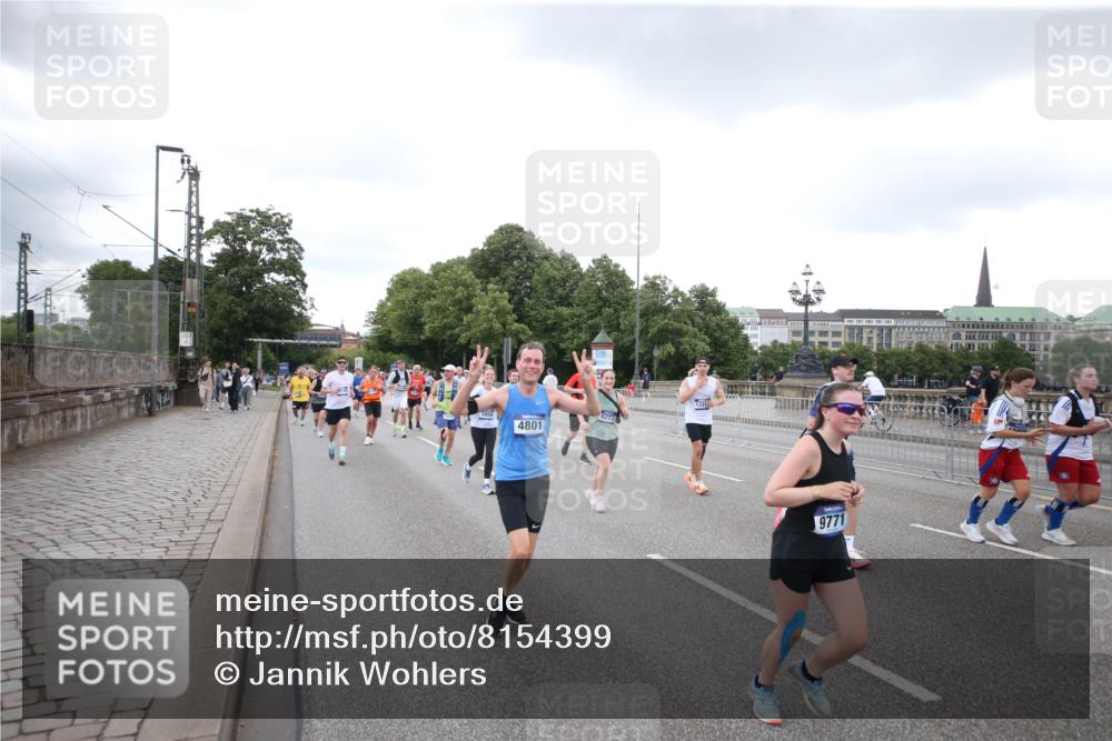 29.06.2025 - hella hamburg halbmarathon Jannik Wohlers http://msf.ph/oto/8154399 29.06.2025 10:53:23 Lombardsbrücke 1017, 1687, 1744, 1753, 2079, 3055, 4801, 5430, 5856, 5857, 5964, 6039, 6192, 6273, 6306, 6913, 6996, 7039, 7537, 7614, 7890, 8924, 9503, 9531, 9572, 9771, 11390, 11472, 11493, 12283, 13316, 13350, 14665, 14799, 14927, 15047, 15118, 15191, 15290, 15292, 15804, 15821, 15822, 16313, 16748, 17255, 17309, 17709, 18059, 18083, 18365, 18902 meine-sportfotos.de