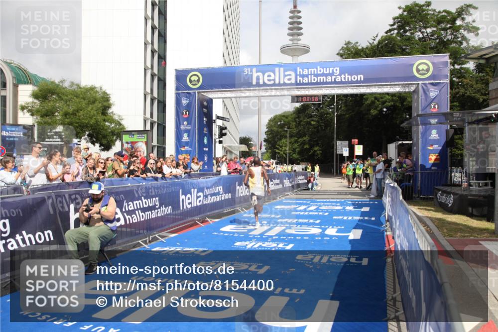 29.06.2025 - hella hamburg halbmarathon Michael Strokosch http://msf.ph/oto/8154400 29.06.2025 10:03:00 Ziel 7, 9 meine-sportfotos.de