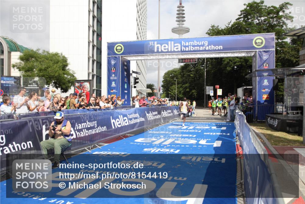29.06.2025 - hella hamburg halbmarathon Michael Strokosch http://msf.ph/oto/8154419 29.06.2025 10:03:01 Ziel 7, 9 meine-sportfotos.de