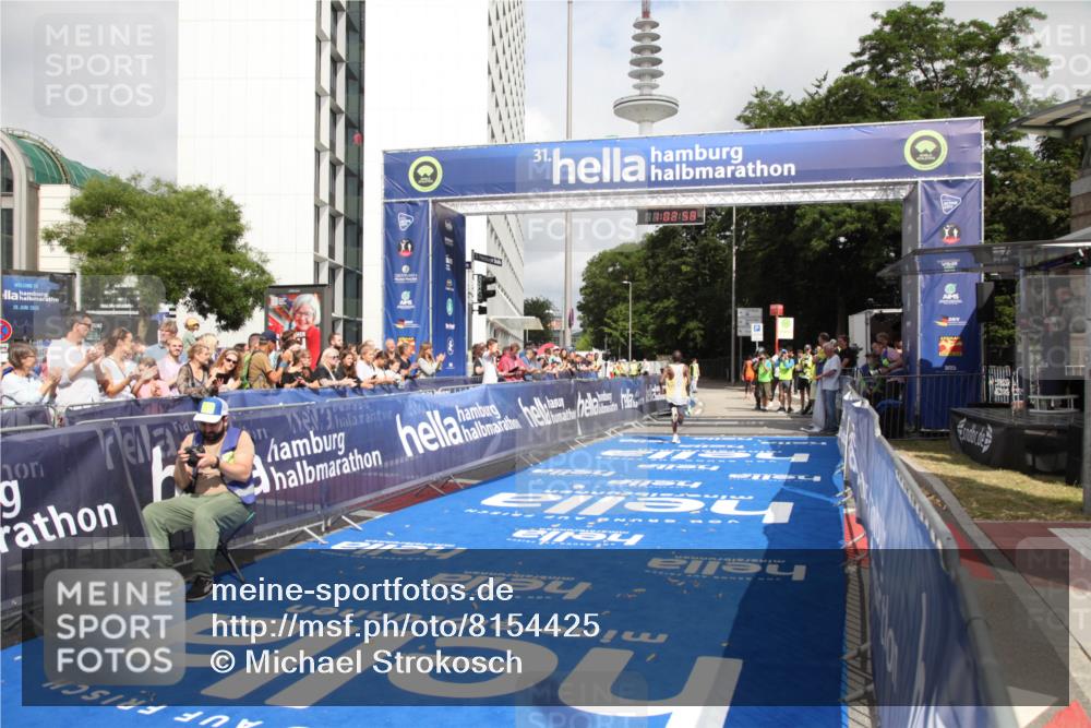 29.06.2025 - hella hamburg halbmarathon Michael Strokosch http://msf.ph/oto/8154425 29.06.2025 10:03:01 Ziel 7, 9 meine-sportfotos.de