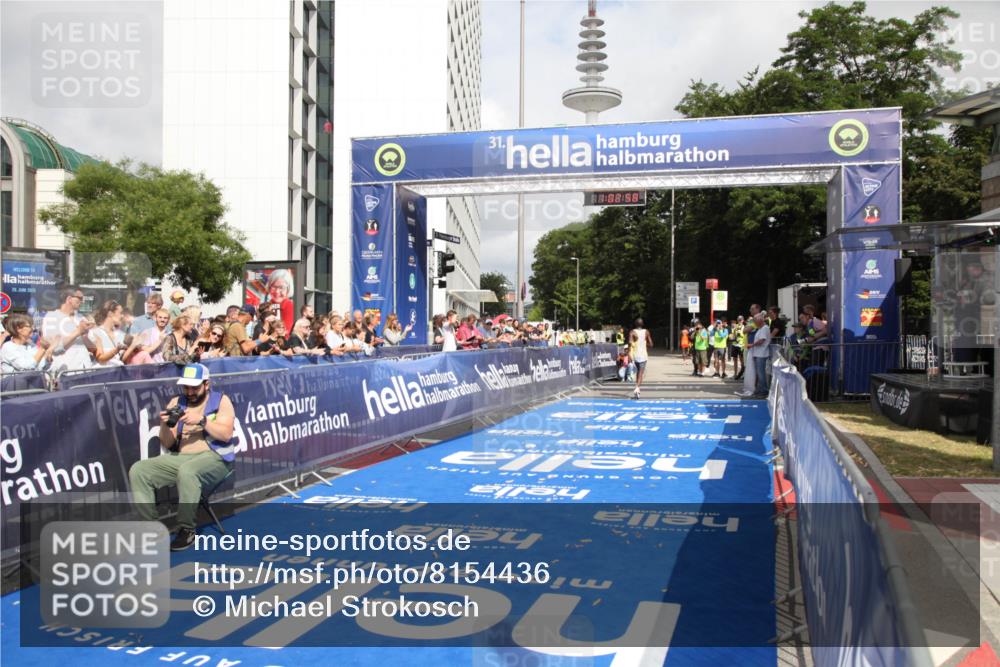 29.06.2025 - hella hamburg halbmarathon Michael Strokosch http://msf.ph/oto/8154436 29.06.2025 10:03:02 Ziel 7, 9 meine-sportfotos.de