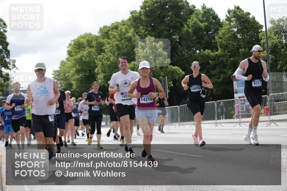 29.06.2025 - hella hamburg halbmarathon Jannik Wohlers http://msf.ph/oto/8154439 29.06.2025 10:16:14 Lombardsbrücke 1825, 2347, 2912, 3088, 3156, 3176, 3484, 3687, 4478, 5036, 5037, 6488, 6742, 6941, 7158, 7358, 8295, 8317, 8619, 8707, 8847, 8857, 9091, 9332, 9492, 9664, 9676, 10076, 10232, 10575, 11236, 11335, 11428, 11442, 11752, 12230, 12297, 12417, 12872, 12911, 13114, 13220, 13712, 13835, 13851, 13859, 14219, 14857, 15658, 15861, 16098, 16100, 16186, 16376, 16456, 16607, 16740, 16856, 17422, 17604, 17694, 17838, 17845, 17857, 17942 meine-sportfotos.de