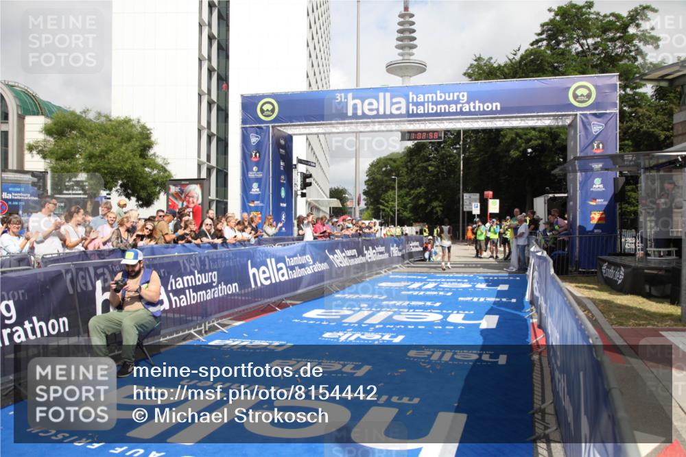 29.06.2025 - hella hamburg halbmarathon Michael Strokosch http://msf.ph/oto/8154442 29.06.2025 10:03:02 Ziel 7, 9 meine-sportfotos.de