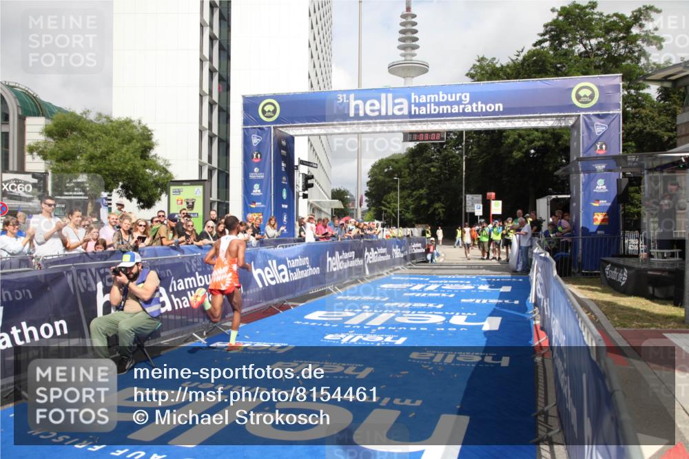 29.06.2025 - hella hamburg halbmarathon Michael Strokosch http://msf.ph/oto/8154461 29.06.2025 10:03:06 Ziel 9, 23 meine-sportfotos.de