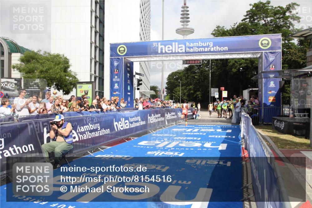 29.06.2025 - hella hamburg halbmarathon Michael Strokosch http://msf.ph/oto/8154516 29.06.2025 10:03:08 Ziel 9, 23 meine-sportfotos.de
